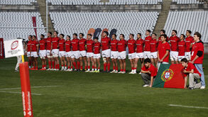Equipa de râguebi de Portugal alinhada num estádio para um jogo