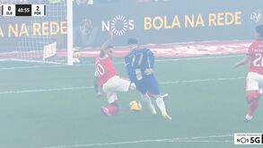 Pietuszewski 'sentou' Otamendi com esta finta e fez o segundo golo do FC Porto ao Benfica