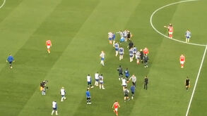 O bate-boca entre Prestianni e Gabri Veiga após João Pinheiro apitar para o final da primeira parte