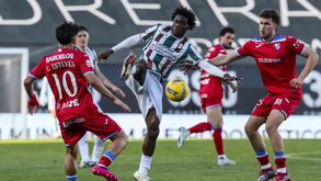 Os jogadores de E. Amadora e Gil Vicente em ação