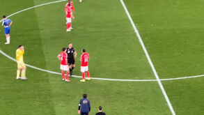 Final do jogo: João Pinheiro confrontado e tensão entre jogadores de Benfica e FC Porto