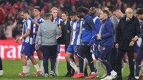 Jardel (de costas), o roupeiro do FC Porto, junto com a equipa na Luz