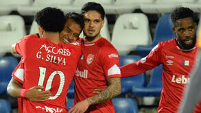 Jogadores do Santa Clara a celebrar 