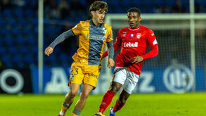 Diogo Sousa pressionado por Elias Manoel