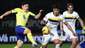 Marco Peña tenta ganhar a disputa de bola