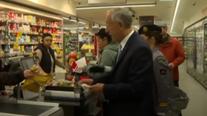 Marcelo Rebelo de Sousa faz compras num supermercado