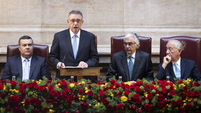 Seguro pede 'compromisso político claro' para Portugal: Presidente de tudo fará 'para estancar frenesim eleitoral'