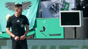 Árbitro Felix Bickel ficou sem conseguir ver as imagens... à conta dos adeptos