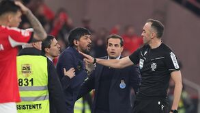 Confusão junto aos bancos no Benfica-FC Porto