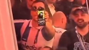 Adepto do FC Porto mostra imagem de macaco e imita gesto na direção dos benfiquistas no clássico