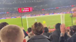 Tentou penálti à Panenka, falhou de forma embaraçosa e a bancada foi à loucura