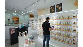 Homem consulta tablet em loja de reparação de tablets