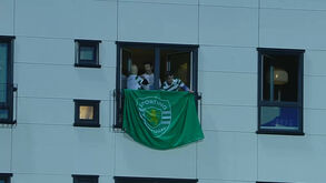 Sporting na Noruega com apoio nas bancadas e... nas janelas: veja as imagens