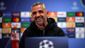 Rui Borges sorridente durante conferência de imprensa antes de um jogo na Champions