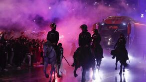 Adeptos e polícia aguardam a chegada do autocarro do Atlético de Madrid ao estádio