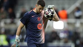 O guarda-redes do Barcelona prepara-se para o jogo em Newcastle