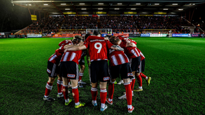 Jogadores do Exeter City fazem 'rodinha' no final do jogo