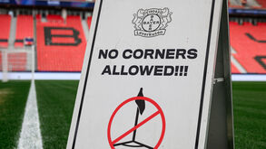 Bayer Leverkusen está atento às táticas do Arsenal e deixou placa curiosa... no relvado