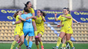 Jogadoras do Valadares fazem a festa frente ao Sporting