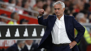 José Mourinho dá indicações à equipa durante o Benfica-Arouca