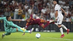 Roma e Bolonha disputam a posse de bola na Série A