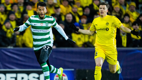 Jostein Gundersen persegue Luis Suárez durante o duelo entre Bodo/Glimt e Sporting