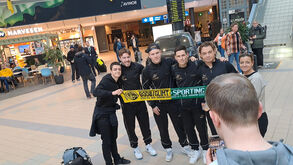 Jogadores do Bodo/Glimt tiraram fotografia com adeptos do Sporting antes da partida para Marbella