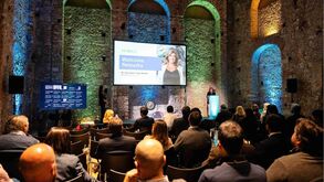 Ana Isabel Trigo Morais discursa em evento da re.source com público presente