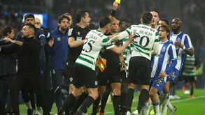 Luís Godinho mostra amarelo no FC Porto-Sporting