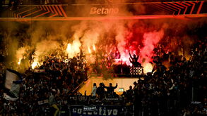 Super Dragões nas bancadas em Estugarda