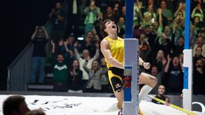 Armand Duplantis bate recorde mundial no salto com vara com 6,31 metros