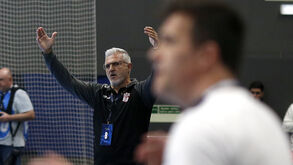 Paulo Pereira gesticula durante jogo de andebol