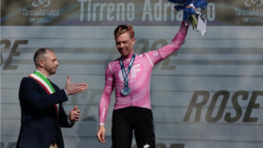 Michael Valgren (EF Education-EasyPost) festeja triunfo na 5.ª etapa do Tirreno-Adriático