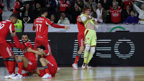 Jogadores do Benfica fazem a festa frente ao Leões de Porto Salvo