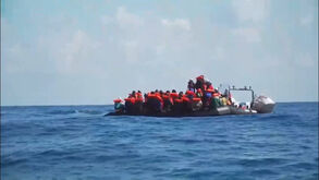 Imagens mostram resgate de 41 migrantes em barco sobrelotado no Mediterrâneo