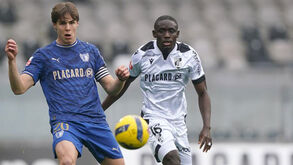 Gustavo Sá (Famalicão) e Beni Mukendi (V. Guimarães) 