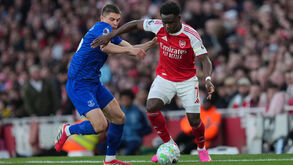 Vitaliy Mykolenko (Everton) e Saka (Arsenal)