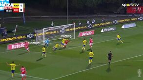 Pavlidis caiu na área do Arouca e pediu penálti por agarrão: árbitro mandou seguir