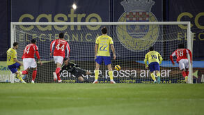 Os jogadores de Arouca e Benfica em ação