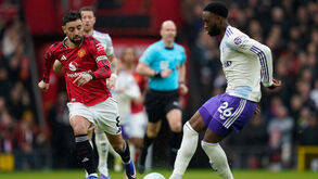 Bruno Fernandes (Manchester United) e Lamare Bogarde (Aston Villa)