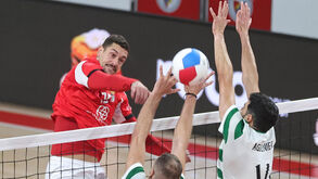 Os jogadores de Benfica e Sporting durante o dérbi de voleibol