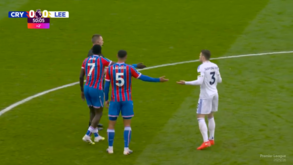 Sarr e Lacroix, dupla do Crystal Palace, avisam árbitro durante o jogo com o Leeds