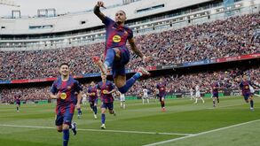 Raphinha celebra golo pelo Barcelona