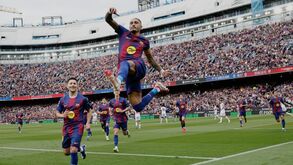 Raphinha celebra golo pelo Barcelona