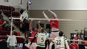 Os jogadores de Benfica e Sporting durante o dérbi de voleibol 