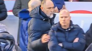 Tudor confundiu funcionário do Tottenham com Arne Slot? As imagens que estão a dar que falar em Inglaterra
