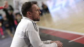 Paulinho Roxo reage durante o jogo com o Nun'Álvares