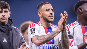 Jogadores do Lyon aplaudem os adeptos depois do jogo com o Le Havre