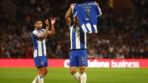 Gabri Veiga mostra camisola de Thiago Silva