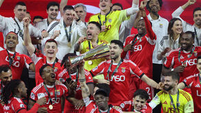 Jogadores e equipa técnica do Benfica festejam